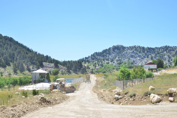KUMLUCA BELEDİYESİ YAYLA YOLLARINDA YOL BAKIM ONARIM ÇALIŞMALARINI SÜRDÜRÜYOR